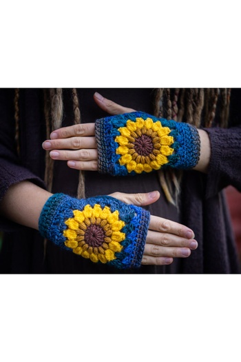 El örgüsü Daisy Detailed Fingerless Gloves - Hand Knitted and Crocheted