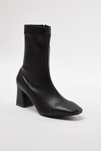 TRENDYOL SHOES Μαύρες γυναικείες μπότες με τακούνι με φερμουάρ TAKAW25BO00001