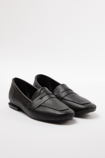 TRENDYOL SHOES Czarne płaskie buty damskie typu loafers
TAKAW25LA00005