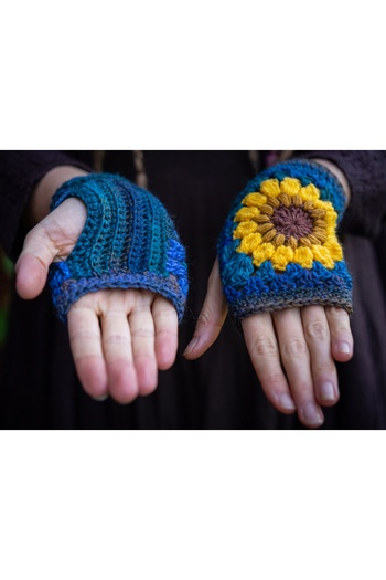El örgüsü Daisy Detailed Fingerless Gloves - Hand Knitted and Crocheted