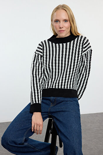 Trendyol Collection Pulover din tricotaje cu dungi negre - TWOAW25KZ00254