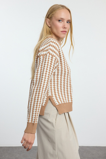 Trendyol Collection Пуловер на райе в цвят камила - TWOAW25KZ00254