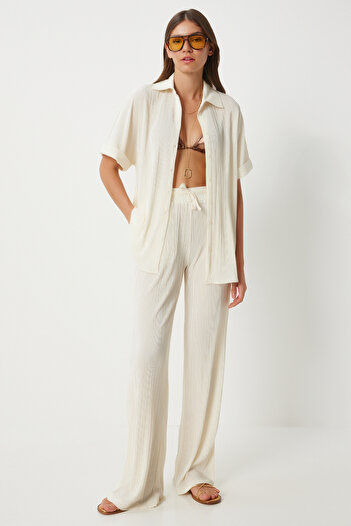 Happiness İstanbul Plissee-Set aus Hemd und Hose für Damen in Vanillefarbe - FN03218