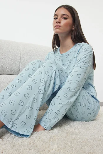 Trendyol Collection Set de pijamale tricotate cu ursuleț de pluș albastru 100% bumbac THMAW25PT00131