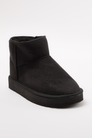 TRENDYOL SHOES Γυναικείες μπότες μαύρες γούνες με στρογγυλά δάχτυλα επίπεδες γόβες TAKAW25BO00029