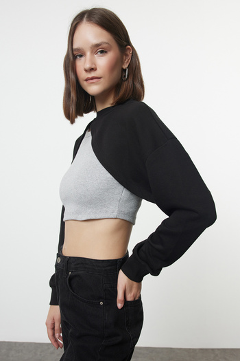 Trendyol Collection Asymetrická Super Crop černá tenká pletená mikina - Crew Neck Twoaw23sw00531