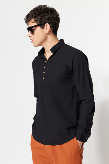 Trendyol Collection Černá košile Slim Fit s převládajícím límečkem – 100% bavlna, poloviční léga, zapínání TMNSS20GO0097