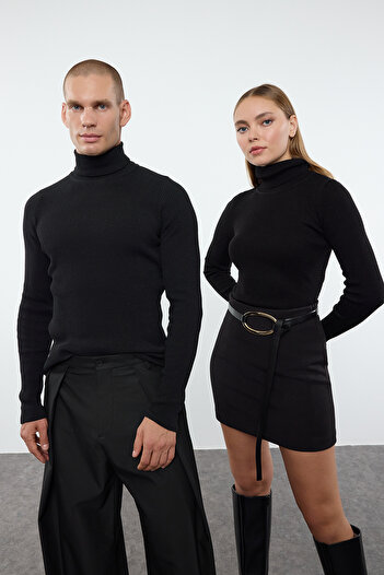 Trendyol Collection Rollkragenpullover in Schwarz - TWOAW21KZ1279