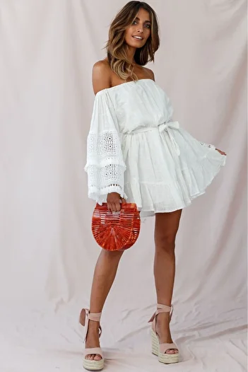 FASHION COCKTAIL Φυσικό καλοκαιρινό φόρεμα μποέμ με εξαιρετικά μακρύ μανίκι διπλής στρώσης δαντέλα με κορδόνια με γιακά Madonna με ζώνη ώμου