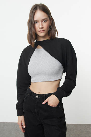 Trendyol Collection Asymetrická Super Crop černá tenká pletená mikina - Crew Neck Twoaw23sw00531