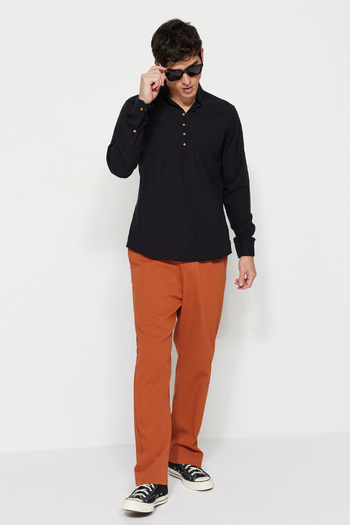 Trendyol Collection Černá košile Slim Fit s převládajícím límečkem – 100% bavlna, poloviční léga, zapínání TMNSS20GO0097