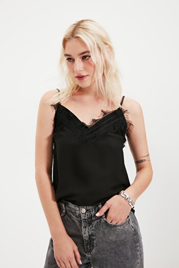 Trendyol Collection Czarna koronkowa, szczegółowa tkana bluzka na ramiączkach TWOSS19BB0208