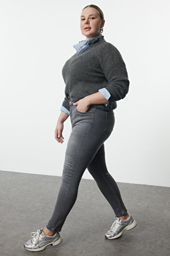 Trendyol Curve Graue Skinny Jeans mit hoher Taille und Stretch - Tbbaw24cj00048