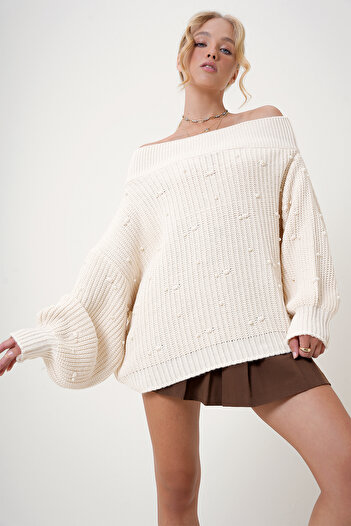 Trend Alaçatı Stili Cremefarbener Strickpullover mit Madonna-Kragen und Perlendetails für Damen – ALC-X12765