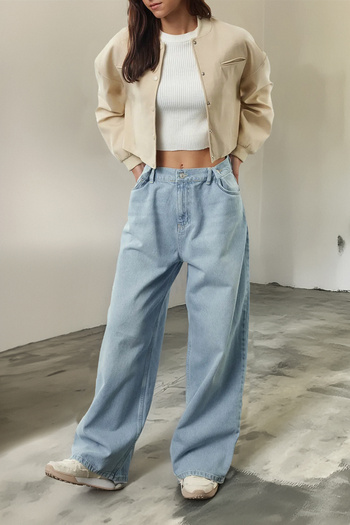 Trendyol Collection Jeansy typu skater z wysokim stanem - jasnoniebieskie z detalami w talii Twoaw25Je00112