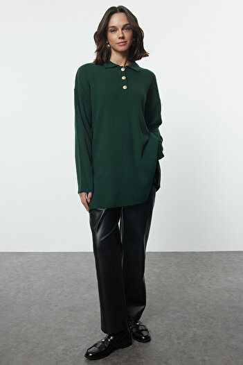 Trendyol Modest Πλεκτό πουλόβερ με ραβδώσεις σε πράσινο σμαραγδί - γιακάς πουκάμισο και λεπτομέρεια με κουμπιά TCTAW25AK00011