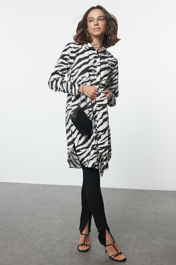 Trendyol Modest Černá tkaná košile se vzorem Zebra - TCTSS24TG00069