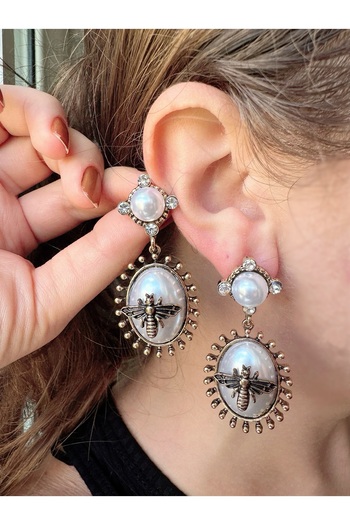 Gümüş sandık Pearl and Dangle Bee Detailed Earrings