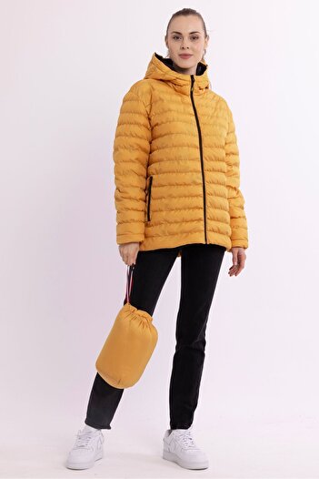 QAWWA Women's Lightweight and Windproof Sports Coat with Yellow Portable Bag