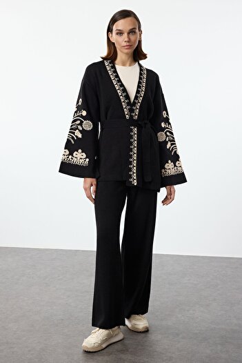 Trendyol Modest Oblek s vyšívaným páskem s dvojitým límcem - Tctaw25Us00095