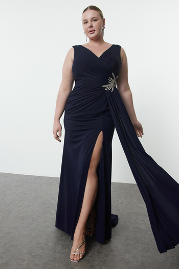 Trendyol Curve Plus Size Navy Blue V-Neck Sleeveless Jewelled Slit Evening Dress - TBBSS24AD00005