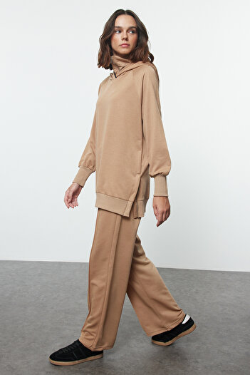 Trendyol Modest Σετ αθλητική φόρμα με μπεζ φερμουάρ με λεπτομέρεια με κουκούλα με μαλακό κλειδί TCTAW25EN00001