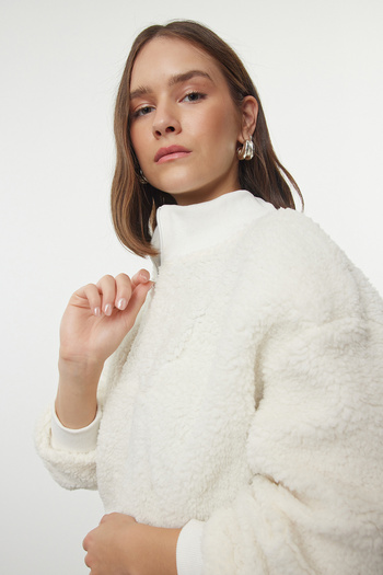 Trendyol Collection Plush EcruSweatshirt- Zippered, Wide Fit, Thick Knitted Twoaw25sw00025