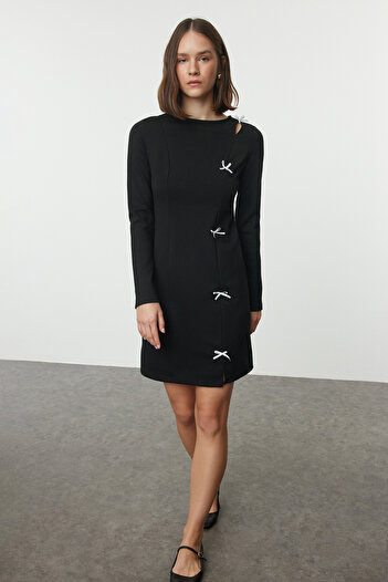 Trendyol Collection Pružné pletené mini bodycon šaty – černé, detail rovné mašle TWOAW25EL00229
