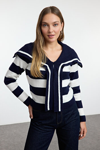 Trendyol Collection Pulover de tricotaj cu textura moale cu dungi bleumarin - Guler șal decupat TWOAW25KZ00019