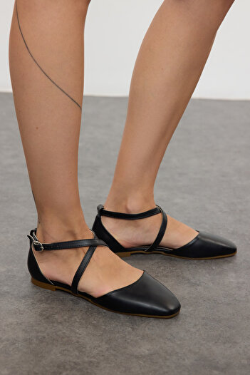 TRENDYOL SHOES Black Band Detailed Square Toe Short Heeled Women's Ballerinas Takaw25Be00009