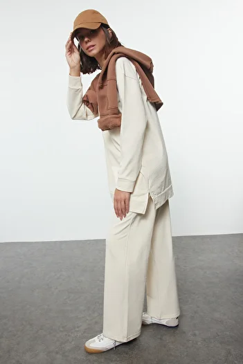 Trendyol Modest Σετ μπεζ πλεκτή αθλητική φόρμα με απαλό φτερό - Εκτύπωση συνθήματος TCTAW23EN00063
