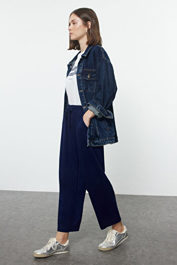 Trendyol Collection Námořnická modrá Soft Touch Kapesní Culotte Flexibilní pletené tepláky Kalhoty TWOAW25EA00002