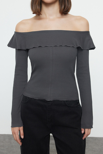 Trendyol Collection Bluzka z dzianiny Carmen Collar w kolorze antracytowym z kordem - wycięcie, elastyczne ciało siedzące TWOAW25BZ00113