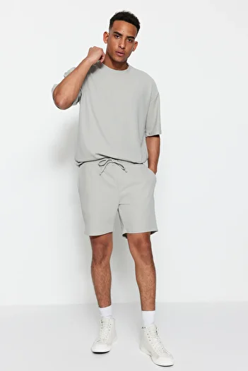 Trendyol Collection Středně dlouhé šedé šortky s texturou – se šňůrou, Regular Fit TMNSS23SR00039