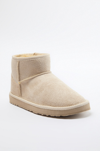 TRENDYOL SHOES Bézs belső szőrme, kerek orrú, lapos, lapos sarkú női csizma TAKAW25BO00029