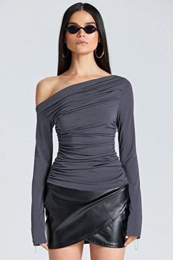boutiquen 1986 Model Off-Shoulder and Drawstring Blouse