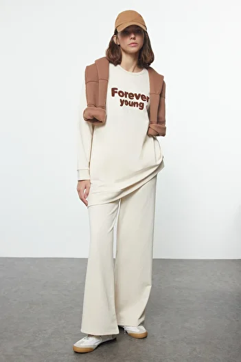 Trendyol Modest Σετ μπεζ πλεκτή αθλητική φόρμα με απαλό φτερό - Εκτύπωση συνθήματος TCTAW23EN00063