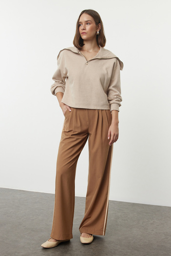 Trendyol Collection Brązowe lniane spodnie z szerokimi nogawkami i bocznymi paskami - TWOAW25PL00028