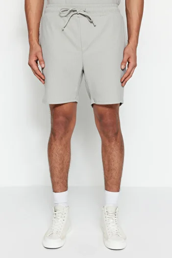 Trendyol Collection Středně dlouhé šedé šortky s texturou – se šňůrou, Regular Fit TMNSS23SR00039