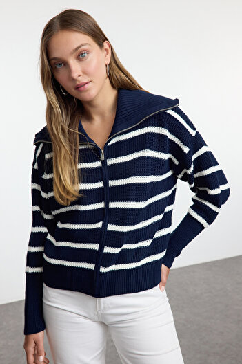 Trendyol Collection Námořnická modrá*001 Pruhovaný široký stahovací límec na zip Pletený svetr TWOAW24HI00072