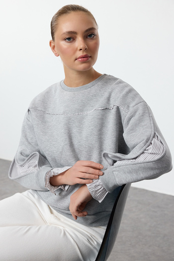 Trendyol Collection Kényelmes szabás - szürke melange szőtt részletes polár kötött pulóver TWOAW25SW00079