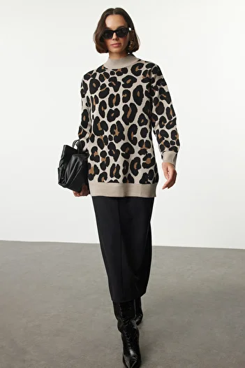 Trendyol Modest Beigefarbener Strickpullover mit Leopardenmuster TCTAW25AK00060