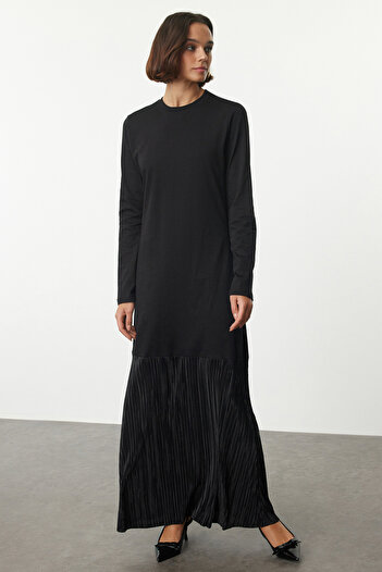 Trendyol Modest Μαύρο πλεκτό φόρεμα με λεπτομέρεια πλισέ φούστα - TCTAW25EB00086