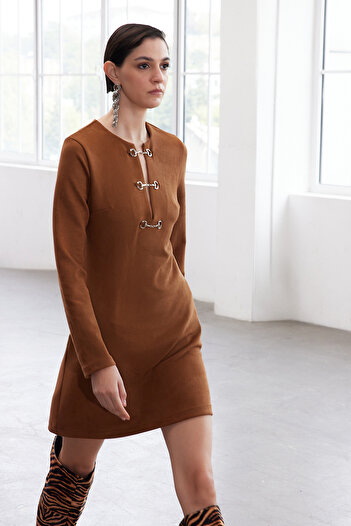 Trendyol Collection Semišové mini zimní šaty – detail velbloudího příslušenství, limitovaná edice Twoaw25El00293