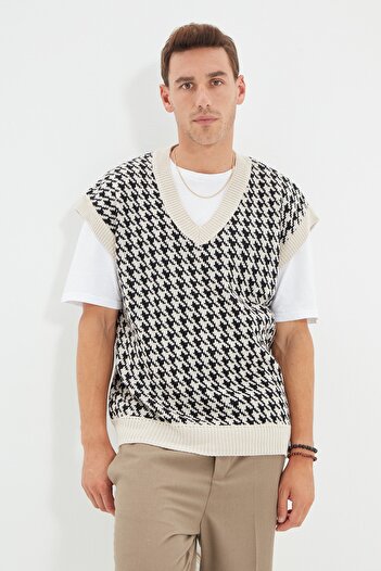 Trendyol Collection V-Neck Beige Knitwear Sweater - Houndstooth Patterned, Regular Fit TMNAW22KZ0135
