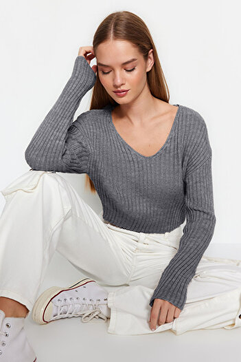 Trendyol Collection Pulover crop din tricotaj antracit cu decolteu în V - TWOAW24KZ01214