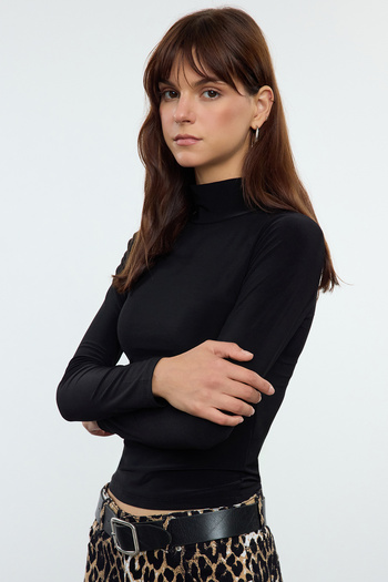 Trendyol Collection Elastyczna, czarna bluzka z dzianiny sznurkowej - długi rękaw, kołnierzyk stójka - TWOAW25BZ00078