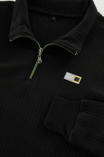 Edit by Trendyol Schwarzes, gestepptes Herren-Sweatshirt mit Etikettendetail – Reißverschlusskragen TEDAW25SW00028
