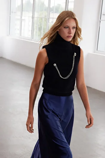 Trendyol Collection Limited Edition - Black Furry Knitwear Sweater with Accessory Detail TWOAW25SV00028