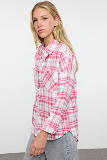Trendyol Collection Széles szabású, rózsaszín kockás szőtt ing - Ovesrize Twoaw25go00101